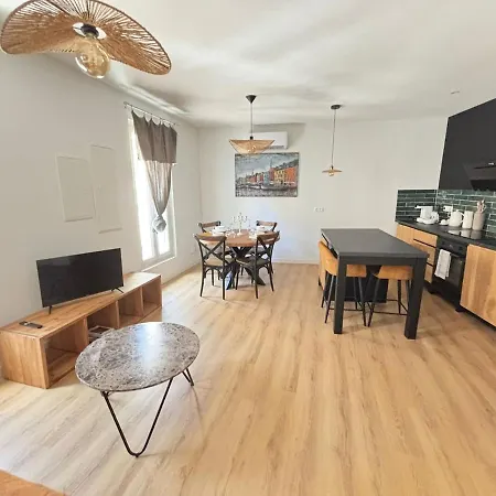 Renovated Designer Historic Center 4 People