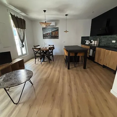 Renovated Designer Historic Center 4 People Apartamento