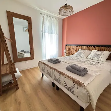 Renovated Designer Historic Center 4 People Apartmán